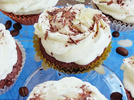 Kaip padaryti kremą "Cappeycakes": sviesto, šokolado ir baltymų kremo receptas