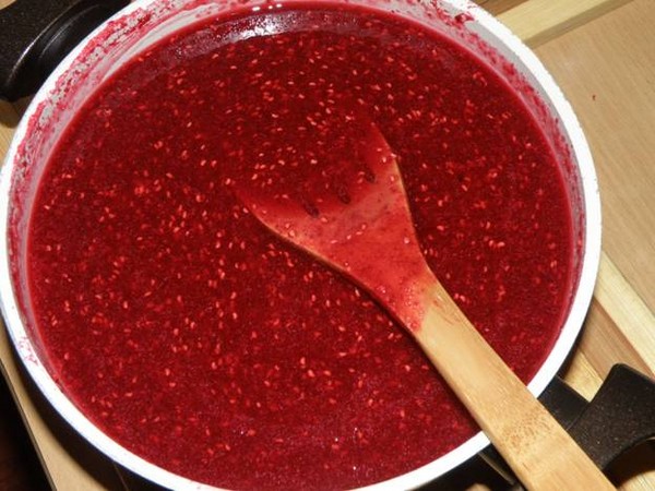Avietės su cukrumi žiemai be virimo, Pyatiminutka, šaldytuve. Receptas šviežioms avietėms, tarkuotam su cukrumi