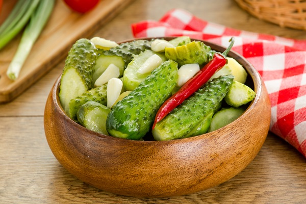 Krioklys su šviesu sūdytu agurku