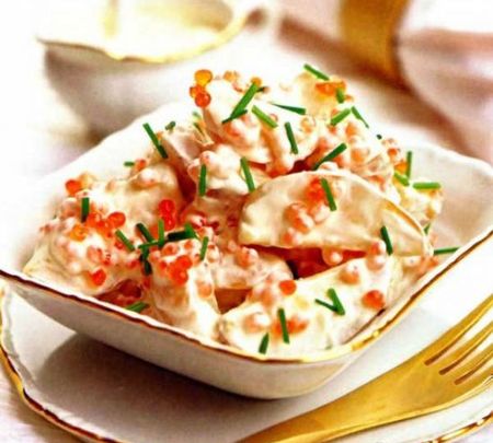 Naujųjų metų salotos su raudonomis ikrais, raudonomis žuvimis ir krevetėmis: receptai su nuotraukomis. Skanios salotos su raudonomis ikrais