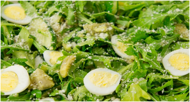 arugula su kiaušiniais