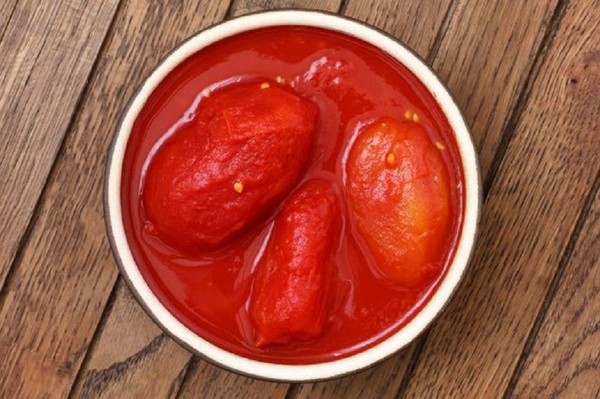 Pomidorai savo sultyse žiemai, receptai su nuotraukomis