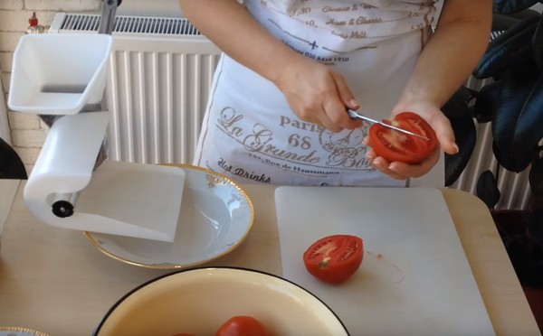 Pomidorai savo sultyse žiemai, receptai su nuotraukomis