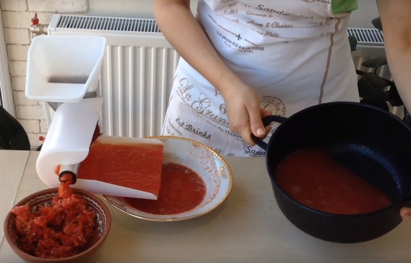 Pomidorai savo sultyse žiemai, receptai su nuotraukomis