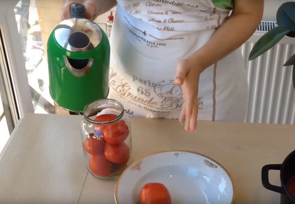 Pomidorai savo sultyse žiemai, receptai su nuotraukomis