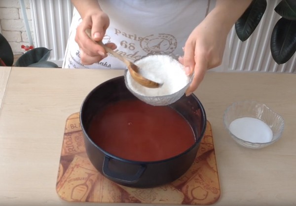 Pomidorai savo sultyse žiemai, receptai su nuotraukomis