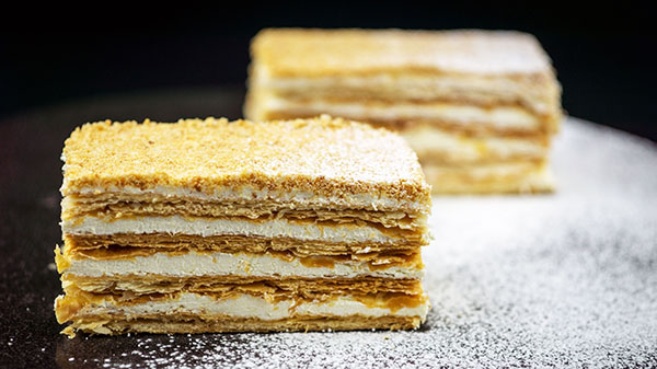 Tortas "Napoleonas", receptai su nuotrauka namuose: klasikiniai (sovietiniai), su krevetėmis, su kondensuotu pienu, iš kepinio pyrago