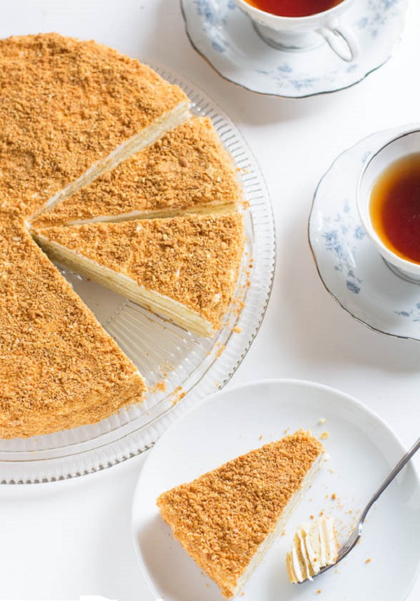 Tortas "Napoleonas", receptai su nuotrauka namuose: klasikiniai (sovietiniai), su krevetėmis, su kondensuotu pienu, iš kepinio pyrago