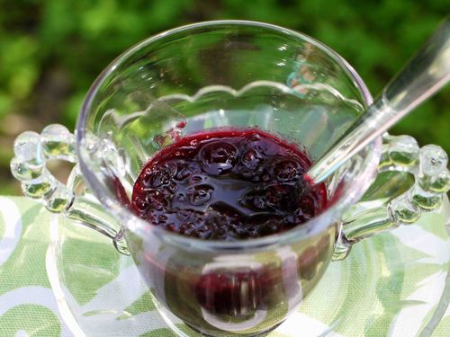 Juodųjų serbentų uogienė su riešutais