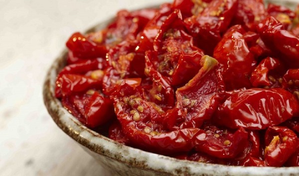 Sausi džiovinti pomidorai, receptai namuose. Kaip padaryti saulėje džiovintus pomidorus daržovių džiovykloje, orkaitėje, žiemai Sausi džiovinti pomidorai, receptai namuose. Kaip padaryti saulėje džiovintus pomidorus daržovių džiovykloje, orkaitėje, žiemai