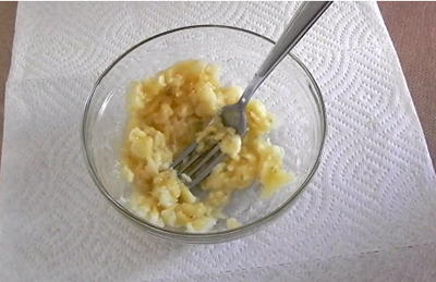 Pakelkite bananą Kruopščiai nuplaukite bananą šakute